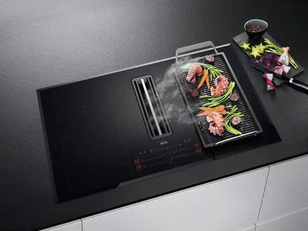 AEG CCE84751FB – kogeplade med integreret udsugning