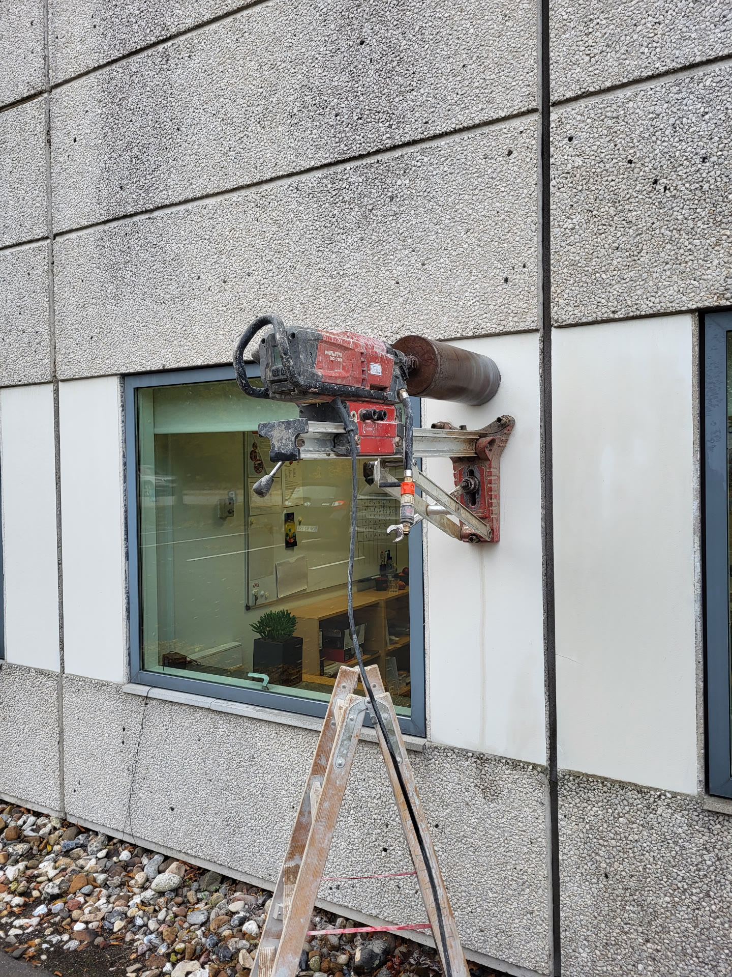 Diamantboring udstyr på facade