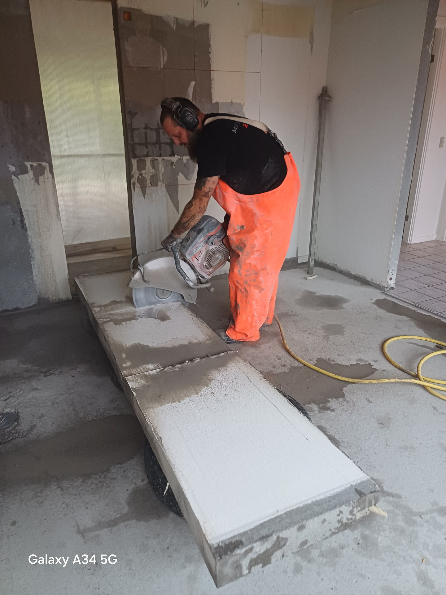 Skæring af betonplader på byggeplads