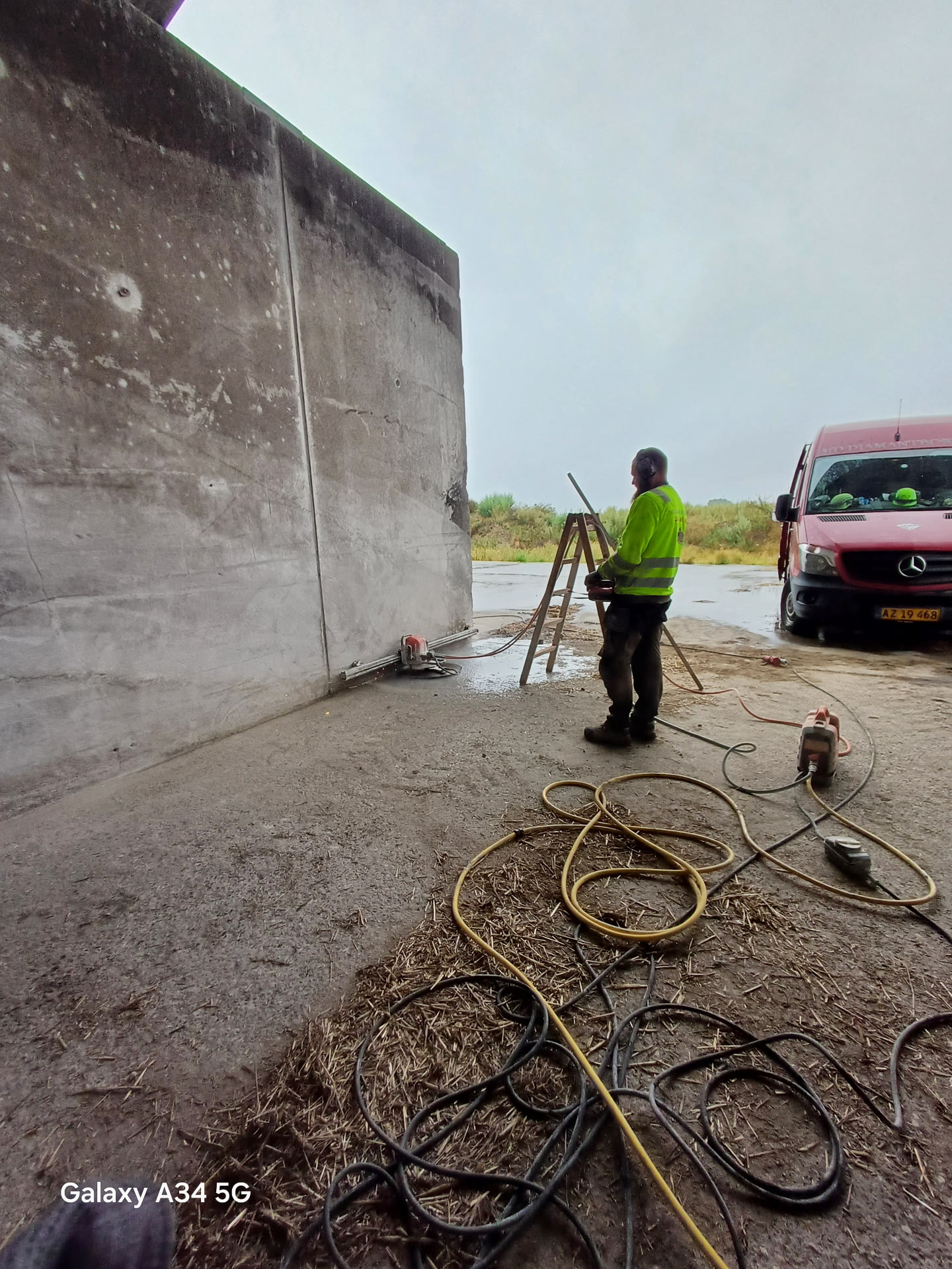 Diamantskæring udendørs ved betonmur
