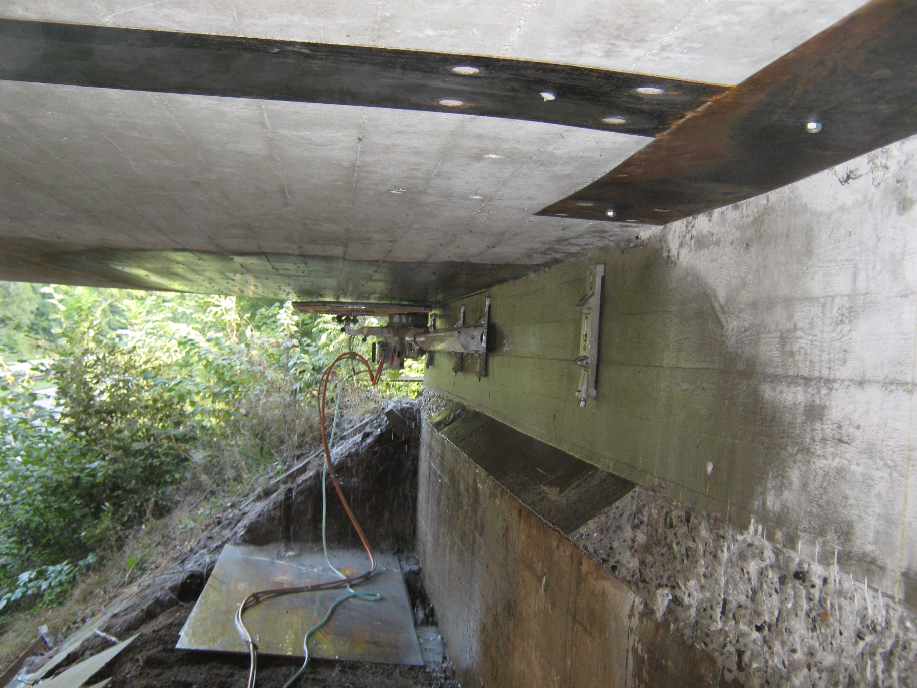 Diamantskæring under betondæk ved bro